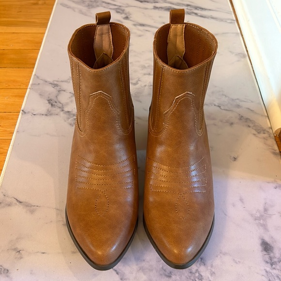 Chase + Chloe Brown Leather Western Pointed Toe Ankle Short Boot. Size: 8.5 - Picture 3 of 8